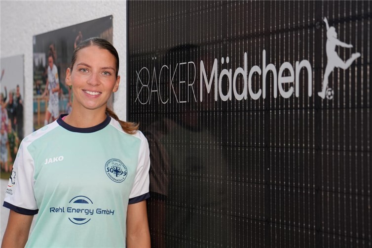 Mia Trombin präsentiert sich im Trikot der SG 99 Andernach. 
