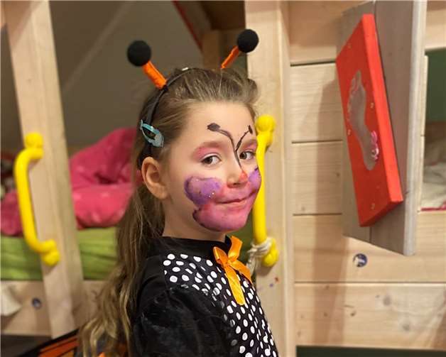 Mia aus Beller war als bunter Schmetterling unterewgs. 