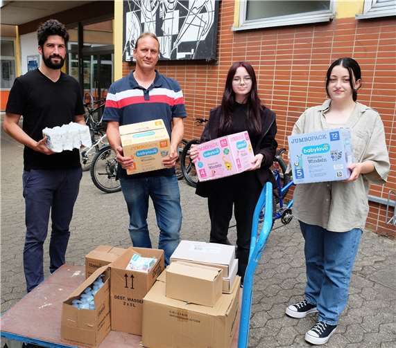 Mia und Christina (von rechts) aus der Klasse 10 übergeben gemeinsam mit Lehrer Sascha Lesum zahlreiche Hygieneartikel wie Windeln, Seife und Zahnpasta an KSB-Mitarbeiter Yasin Hamdan.  Foto: privat
