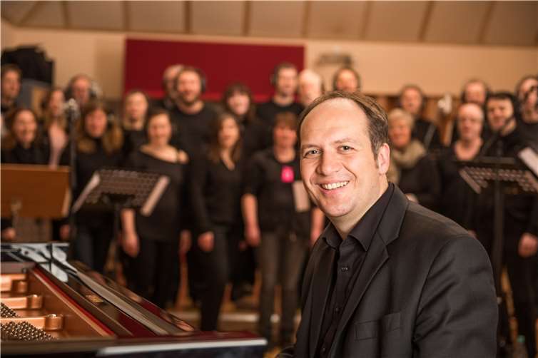 Micha Keding und ein Workshop-Chor