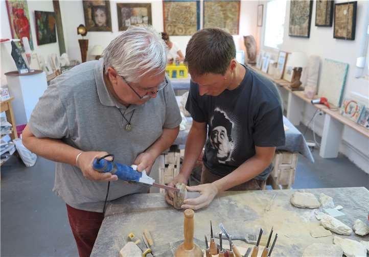 Michael Althausen (li.) hilft einem Teilnehmer beim Herausarbeiten einer Maserung. Gemeinde Wachtberg/mm