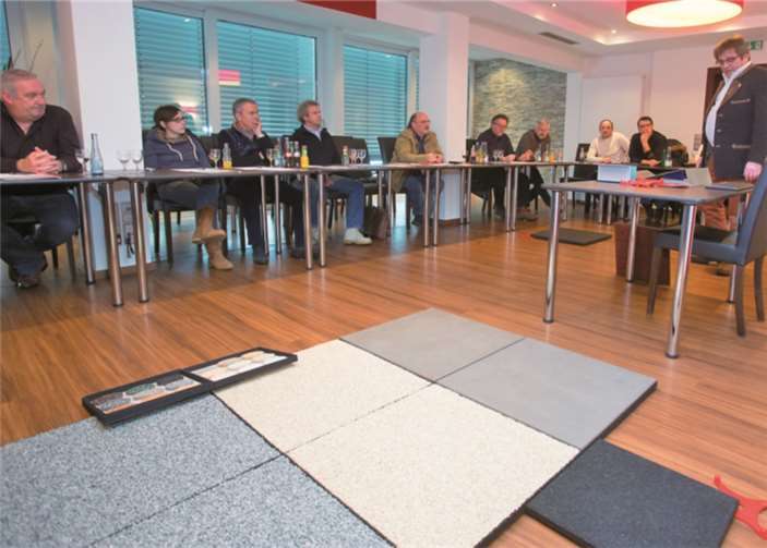Michael Arnold erläutert vor Architekten und Handwerkern technische Details und Vorteile seiner Produkte. WT