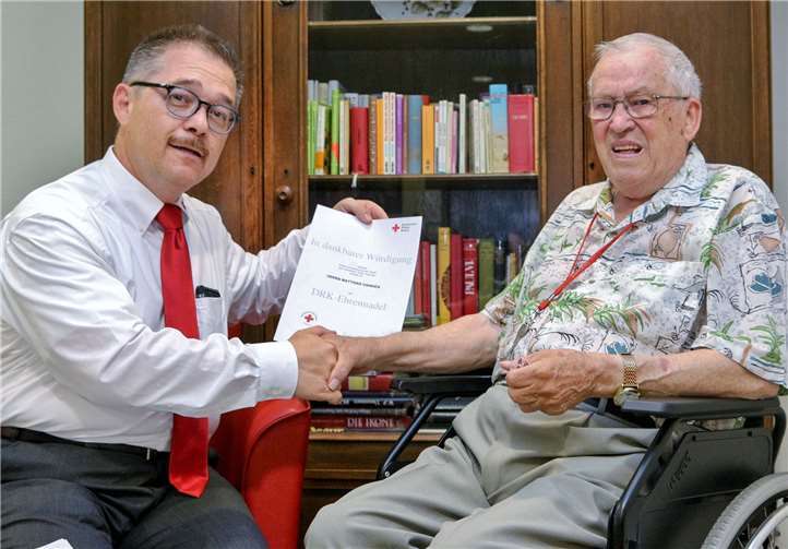 Michael Assenmacher (li.), zweiter Vorsitzender im DRK-Ortsverein Bad Neuenahr-Ahrweiler e.V., besuchte seinen langjährigen Rotkreuz-Weggefährten Mattias Vianden, um die Ehrung für 60-jährige aktive Mitgliedschaft im DRK zu überreichen. Bei der Gelegenheit plauderten die beiden über die alten Zeiten.Foto: Thorsten Trütgen