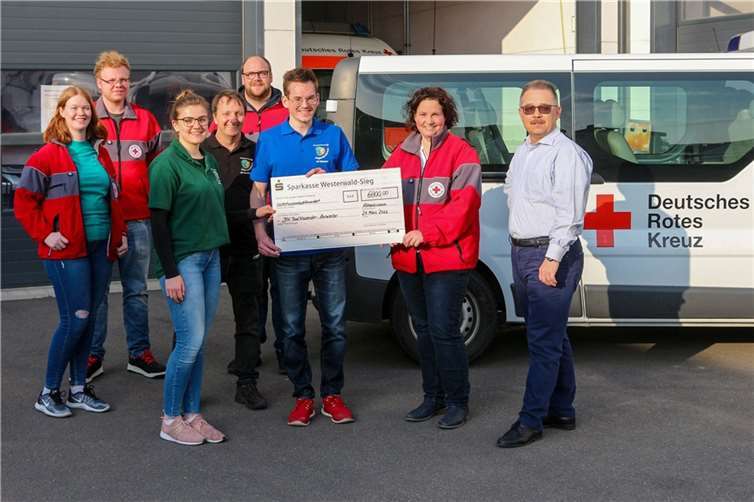 Michael Assenmacher (re.), Petra Krah (2. v. re.) und Daniel Blumenberg (hi. Mitte), nahmen zusammen mit Julia Schlicht (li.) und Florian Kurth (2. v. li.) die Spende für die Fluthilfe Ahrtal von Jule Hardtmann (3. v. li.), Patric Frisch (vo. Mitte) und Lukas Wrobewsk entgegen. Foto: Thorsten Trütgen