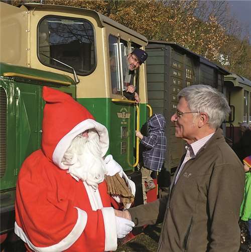 Michael Baaden dankt dem Nikolaus, alias Manfred Theisen im Namen der IBS für seine Tätigkeit als Nikolaus, seit 20 Jahren beim „Vulkan-Expreß“. privat