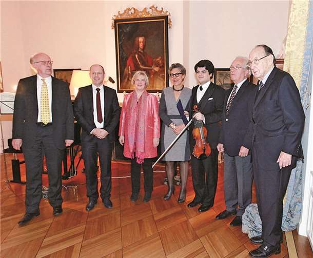 Michael Barenboim (3.v.re.) wurde auf der Burg Gudenau, in Wachtberg-Villip die Ehrenmitgliedschaft in der Johannes-Wasmuth-Gesellschaft verliehen. privat