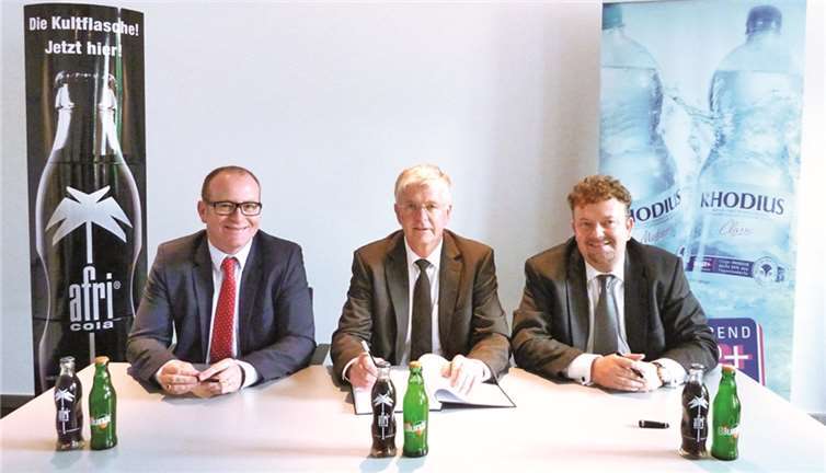 Michael Bartholl, Vorstand Überkingen-Teinach AG, Dr. Karl Tack und Rolf Hübner, Geschäftsführung RHODIUS Mineralquellen und Getränke GmbH & Co. KG (v.l.n.r.) bei der Vertragsunterzeichnung.  MinAG