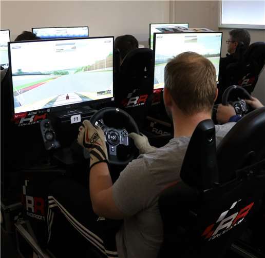 Michael Bauer, Organisator der E-Sport-Veranstaltungen im MSC, greift auch selbst gerne ins Lenkrad.