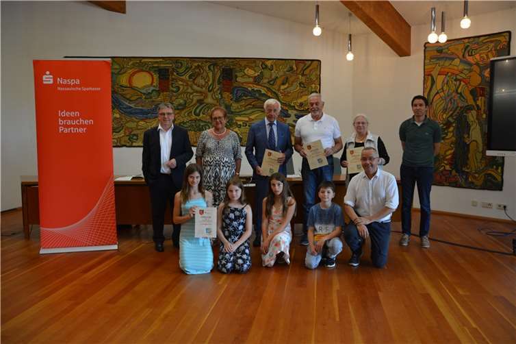 Michael Baumann, Gisela Bertram, Horst Friedrich, Rainer Ansel, Magdalene Diefenbach, Kreisentwickler Benjamin Braun (hintere Reihe) und Martin Gürth mit seinen Schülerinnen und Schülern (vordere Reihe) freuten sich gemeinsam über die tollen Ideen.  Foto: Rhein-Lahn-Kreis