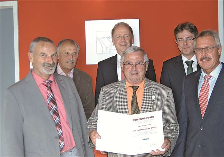 Michael Bender (Mitte), ehemaliges Aufsichtsratsmitglied der Raiffeisenbank Kaisersesch-Kaifenheim, wurde mit der Silbernen Ehrennadel ausgezeichnet. Ihm gratulierten (v. l.): Aufsichtsratsvorsitzender Klaus Herres und sein Stellvertreter Herbert Schwall, Vorstand Elmar Franzen, RWGV-Repräsentant Thomas Krämer und Vorstand Rudolf Nieswand.Privat
