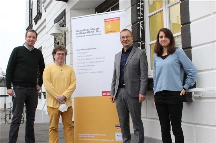 Michael Benken (Projektkoordinator, Fachbereich Energie und Bauen, Verbraucherzentrale Rheinland-Pfalz e.V.), Energieberater Holger Schomer, Bürgermeister Andreas Geron und Klimaschutzmanagerin Clarissa Figura (v.l.) vor dem Sinziger Rathaus. Foto: Stadt Sinzig
