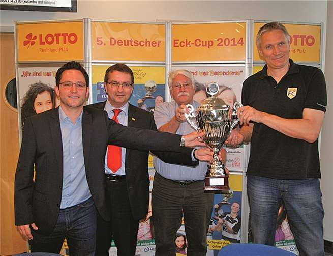 Michael Bergweiler (Geschäftsführer Special Olympics), Jürgen Häfner (Geschäftsführer Lotto Rheinland-Pfalz), Walter Desch (Präsident Fußballverband Rheinland), Harald Loch ( Deutsche Post AG).privat