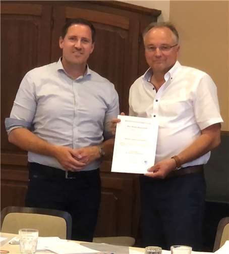 Michael Blechschmidt (r.) erhielt seine Ernennungsurkunde als Ortsvorsteher von Moselsürsch.