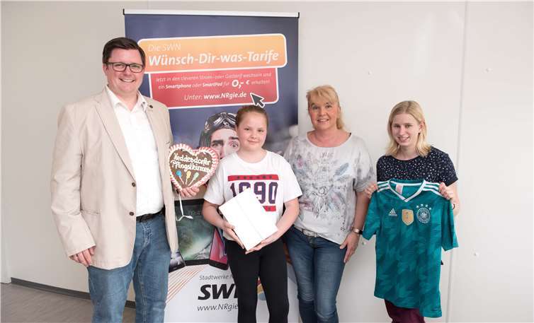 Michael Bleidt (l.) von den SWN überreichte die Gewinne: Melina Dinter aus Neuwied (r.) gewann das Trikot der Deutschen Nationalmannschaft und Sandra Luchs konnte sich über ein iPad freuen. privat