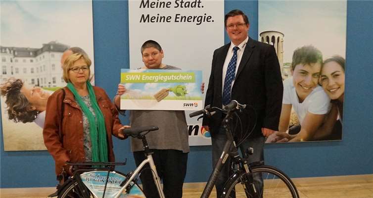 Michael Bleidt vom Marketing der SWN (rechts) freute sich mit Christel Seifner (Mitte) und Maria Schulze (links) über ihre Gewinne.privat