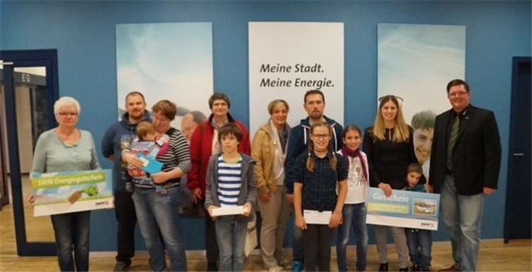 Michael Bleidt von den SWN (r.) freute sich mit den Gewinnern, die im Zoo oder beim Dorffest in Heimbach-Weis die richtigen Antworten gaben – und das nötige Quäntchen Glück bei der Auslosung hatten. Privat