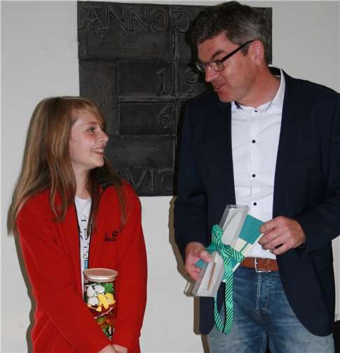 Michael Bornemann, Schulleiter des St. Joseph-Gymnasiums, gratuliert Victoria Schaay zu ihrem Sieg. SJG