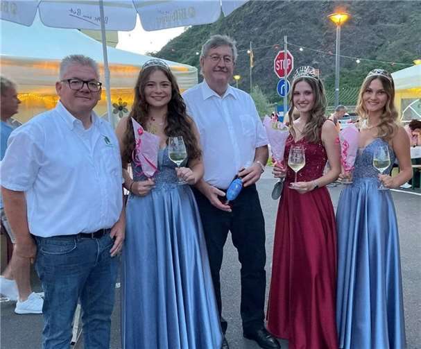Michael Brand, Weinprinzessin Johanna, Bürgermeister Walter Schmitz, Weinkönigin Viktoria und Weinprinzessin Alicia (v.l.) eröffneten das Sehler Quetschefest 2023.  Foto: TE
