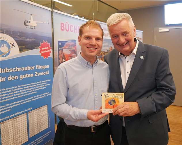 Benefizchor auf großer Reise Michael Brill und Reiner Meutsch.bei der CD-Übergabe.