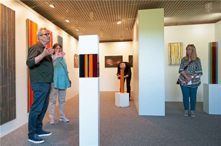 Michael Broermann (l.) erklärt seine Arbeiten. Foto: privat