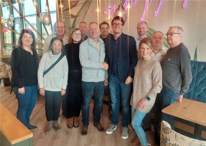 Michael Brozek (l.), Vorsitzender FDP Maifeld, gratuliert Christian Schnack zur Nominierung.  Foto: Michael Brozek (FDP Maifeld)