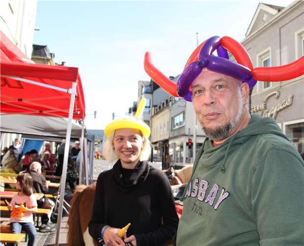 Michael Brüggemann (Mitglied des Stadtrats), Assistentin Jana Frey modellierten Ballons für den guten Zweck