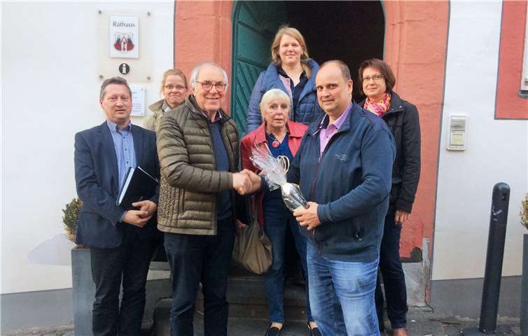 Michael Büchel-Schwaab (rechts) als Fraktionsvorsitzender von Pro Münstermaifeld überreichte Walter Meurer nach dessen letzter Stadtratssitzung ein Geschenk.Foto: privat