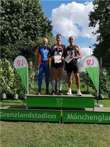 Michael Chavet (rechts) mit der Bronzemedaille über 100m Hürden.  Foto: TV Rheinbach