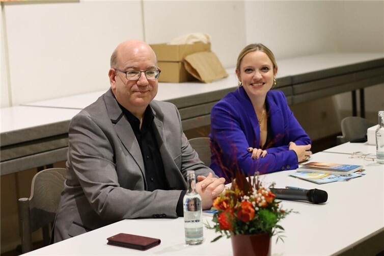 Michael Defrancesco und Bettina Gerlowski-Zengeler im Gespräch mit Besucherinnen der Lesung in Mayen Foto: Susanne Möckel-Lamberty