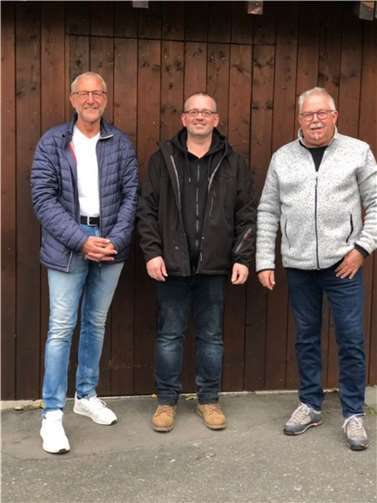 Michael Deggendorfer mit Olaf Wulf und Hans-Willi Jungbluth vor Ort an der Grillhütte in Oedingen.  Foto: privat