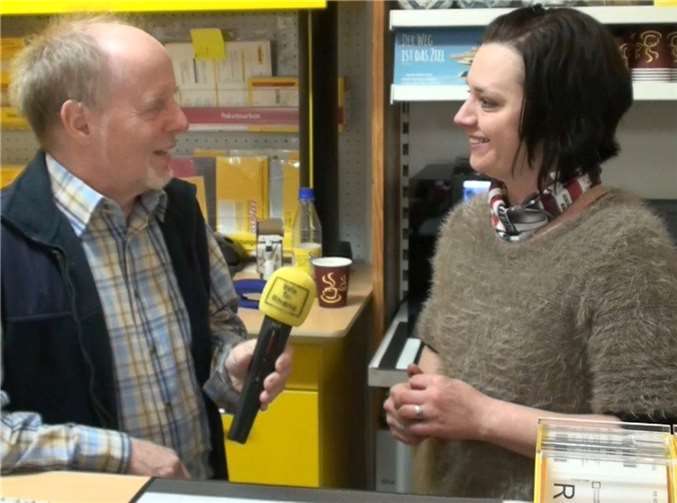 Michael Dempe im Interview mit Sonja Lief, die in Rhens die Postagentur übernommen hat.privat