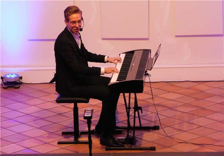 Michael Döbbelin nimmt Männer und Frauen auf den Arm.