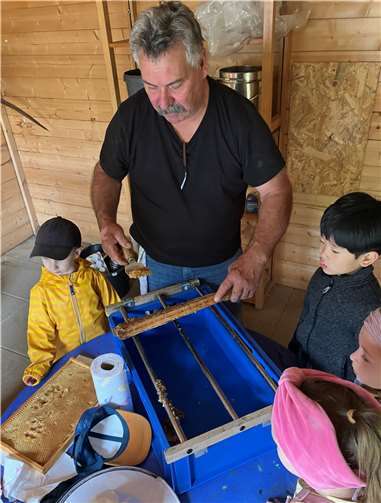 Michael Eckel zeigte den Kindergartenkindern, wie Honig gewonnen wird.  Fotos: Raoul Merkelbach / Stadtverwaltung Lahnstein