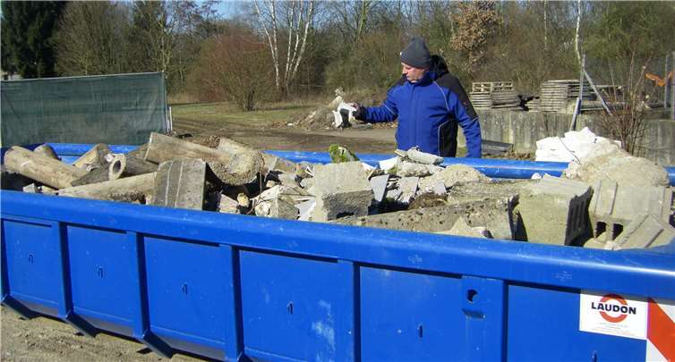 Michael Eisenheim bei der Kontrolle der Container. privat