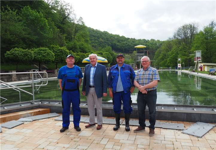 Michael Eisenheim, der Erste Beigeordnete Bernhard Wiemer, Schwimmmeister Michael Woischwill und Werkleiter Klaus Kux hoffen auf gutes Wetter und viele Besucher. privat