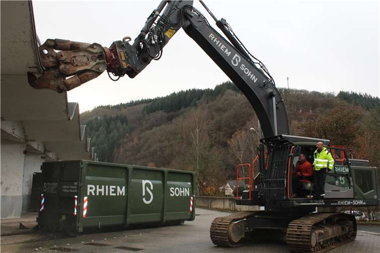Brohler Wellpappe: Abriss gestartet Michael Elbling beim symbolischen ersten Einsatz des Abriss-Baggers. Foto:WITE