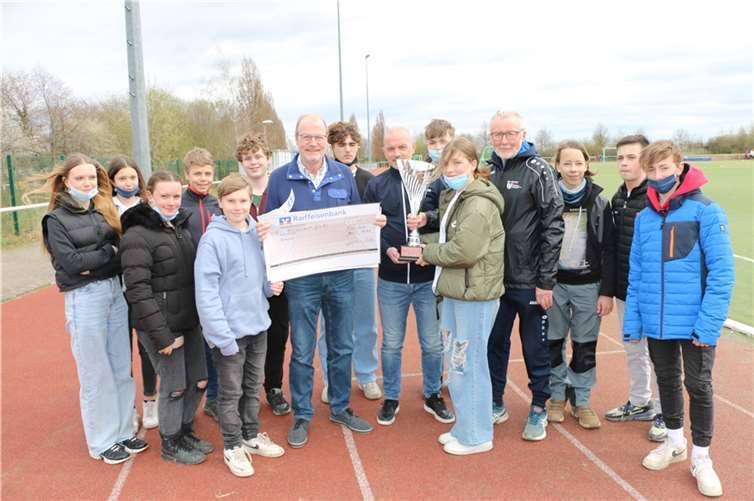 Michael F. Firmenich (Präsident Lions-Club), Thomas Michels (Abteilungsleiter 1 Gesamtschule Rheinbach) und Karl-Heinz Carle (Vorsitzender Stadtsportverband Rheinbach und Stützpunktleiter Deutsches Sportabzeichen). Foto: privat