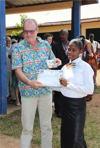 Engagement der Togo-Hilfe e.V. Rheinbach zahlt sich aus Michael F. Firmenich, Vorsitzender der Togo-Hilfe e.V. Rheinbach, freute sich, auch viele junge Frauen unter den Absolventen waren.