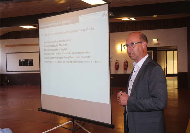 Michael Faßbender trägt innerhalb der Verbandsgemeinderatssitzung das Hochwasserkonzept vor, das einstimmig verabschiedet wurde.