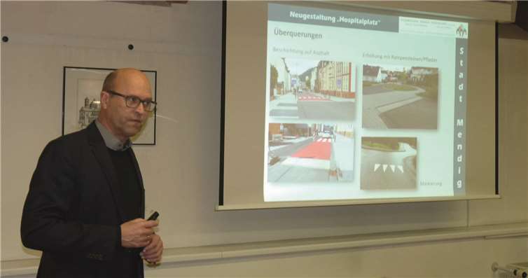 Michael Faßbender vom Ing.-Büro Faßbender und Weber erläuterte die Entwurfsplanung für den Umbau des Hospitalplatzes.Foto: FRE