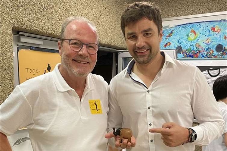 Michael Firmenich überreicht als Anerkennung einen in Togo gefertigten Eben-Elefanten. Foto: Alfred Eich