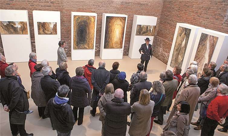 Michael Franke und Professor Dr. Andreas Maneros erläuterten den Kunstinteressierten die Hintergründe zu den beiden Gemälden, die als Vorbild für die Fastentücher im Bonner Münster dienten.