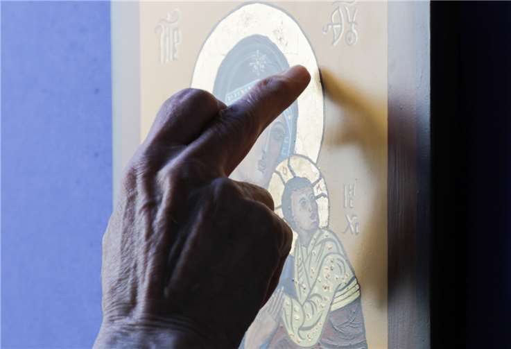 Michael Frechen zeigt die Goldauflagen underläutert Konsistenz, Verarbeitung und Sensibilität des Materials.