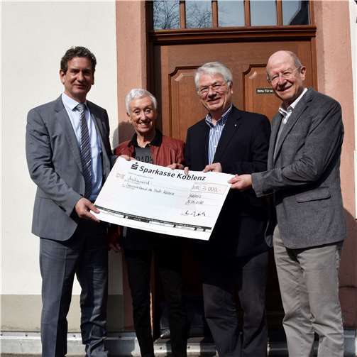 Michael Fröhlich, mit den Beiratsmitgliedern Monika Artz (stellverstretende Vorsitzende), Prof. Dr. Heinz Günther Borck (Vorsitzender) und Edgar Kühlenthal (Arbeitskreissprecher) bei der Scheckübergabe.privat