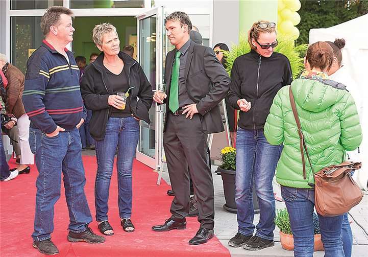 Michael Frohn (Mitte) im Gespräch mit Gästen. WT