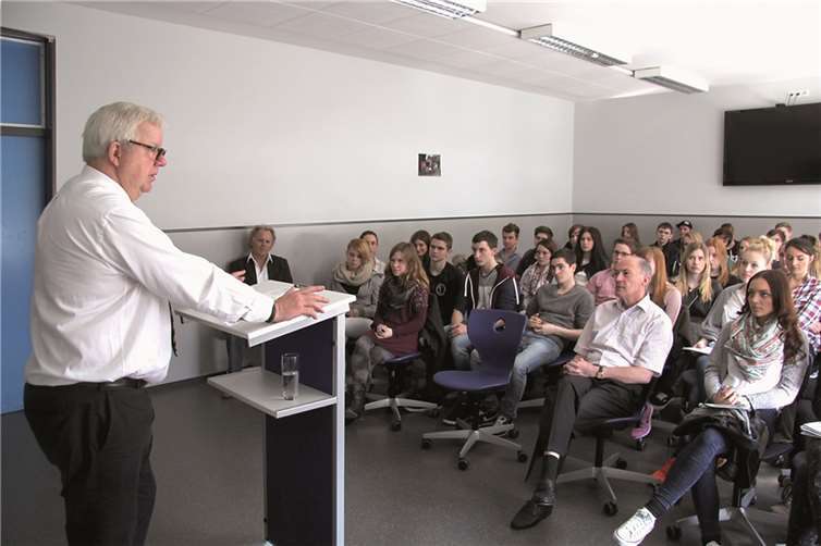 Michael Fuchs vermittelte in der Dr. Zimmermannschen Wirtschaftsschule Politik „aus erster Hand.“privat