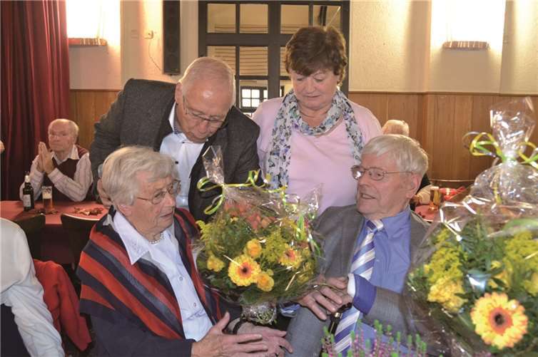 Michael Gadow und Elisabeth Kümpel gratulieren dem Ehepaar Georg und Johanna Schiffer.