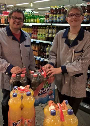 Michael Graf (links) und Eric von Waldow arbeiten im E neukauf Markt in Polch. Caritas Werkstätten Polch