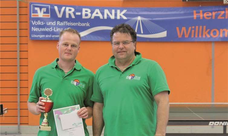 Michael Gries bei der Übergabe des Siegerpokals in der Aktivenklasse durch den Vorsitzenden des TTC Erpel, Hans-Jürgen Freund.privat