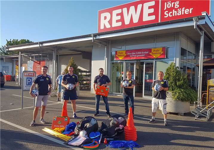 Michael Grimminger (Mitte) übergibt das umfangreiche Sportmaterial an die GSG-Vertreter Christoph Schmitt, Martin Thelen, Arno Fuchs und Erhard Drews (v.l.). Foto: privat